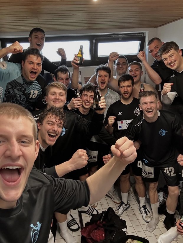 Kabinenfoto der jubelnden Mannschaft 