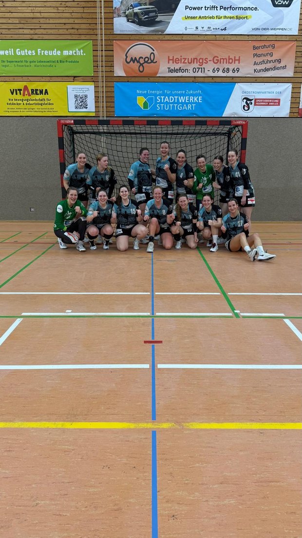 Siegerfoto der Frauen 1 (Hbi Weilimdorf/Feuerbach) vor einem Handballtor, nach dem Sieg gegen die Frauen der HSG Heilbronn.