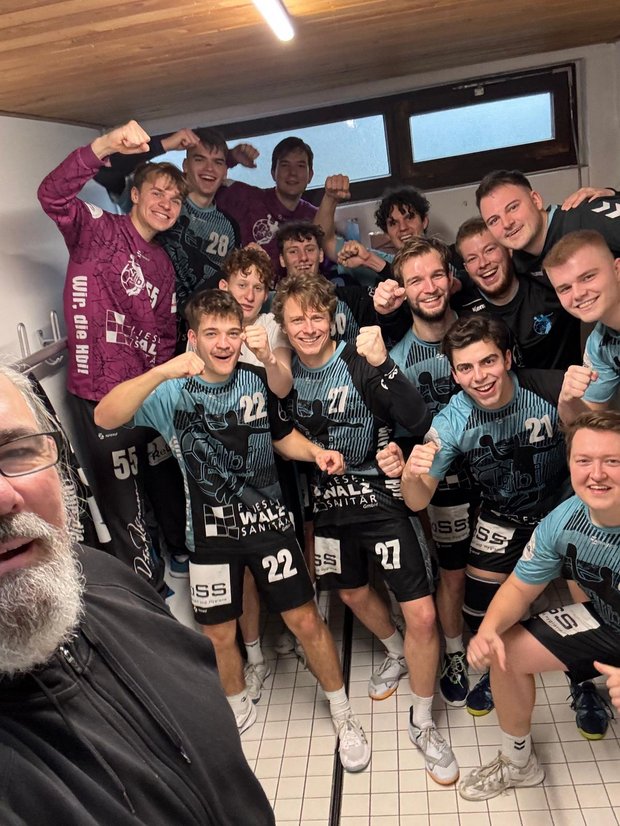 Jubelbild der Mannschaft (Männer 2) in der Umkleidekabine.